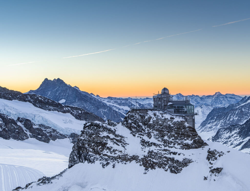 Vue aérienne de l'observatoire du Sphinx, situé à Jungfraujoch, au coucher du soleil, surplombant le glacier d'Aletsch dans la région Alpes suisses