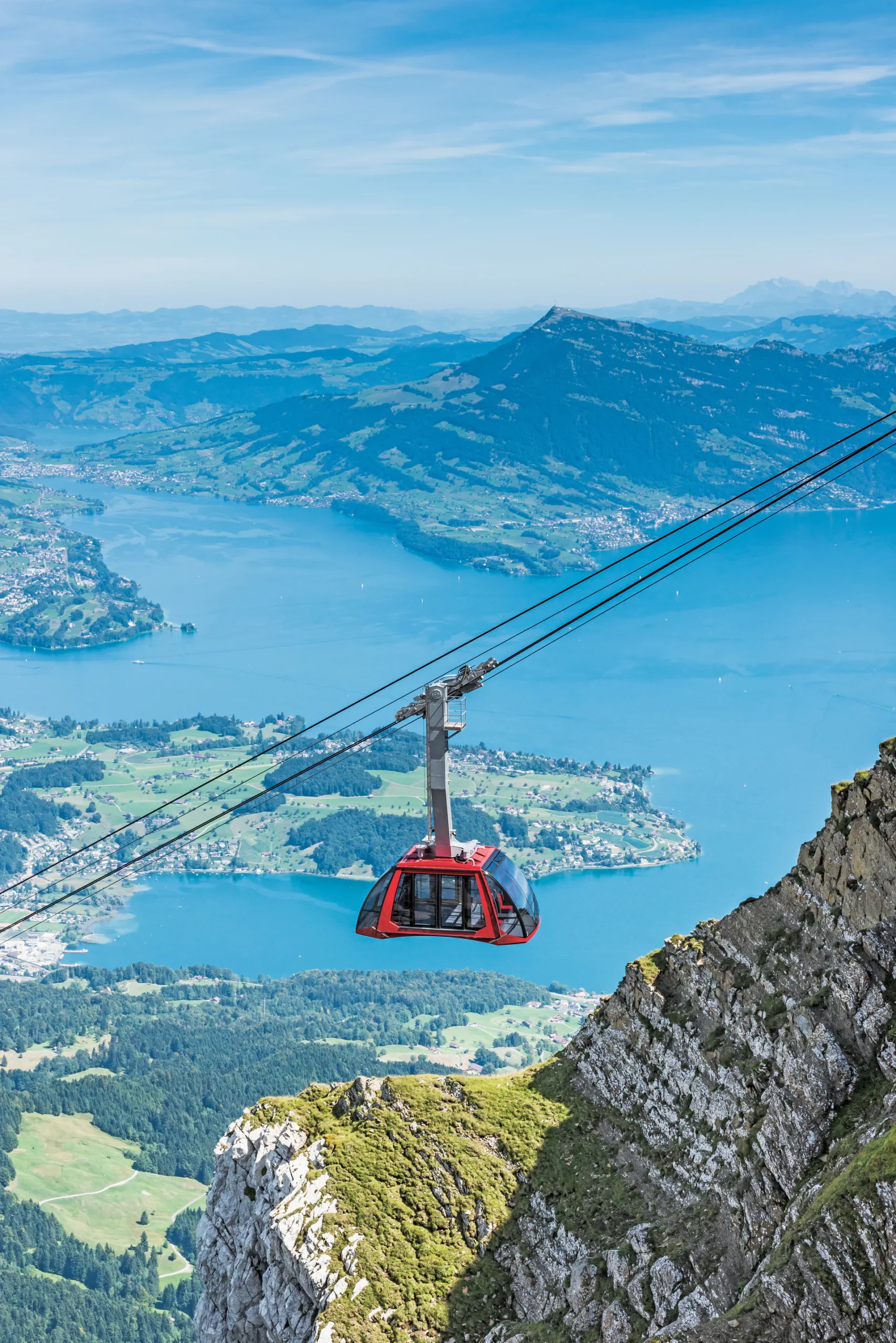Teleférico Dragon Ride ascendiendo al Pilatus Kulm sobre el lago de Lucerna