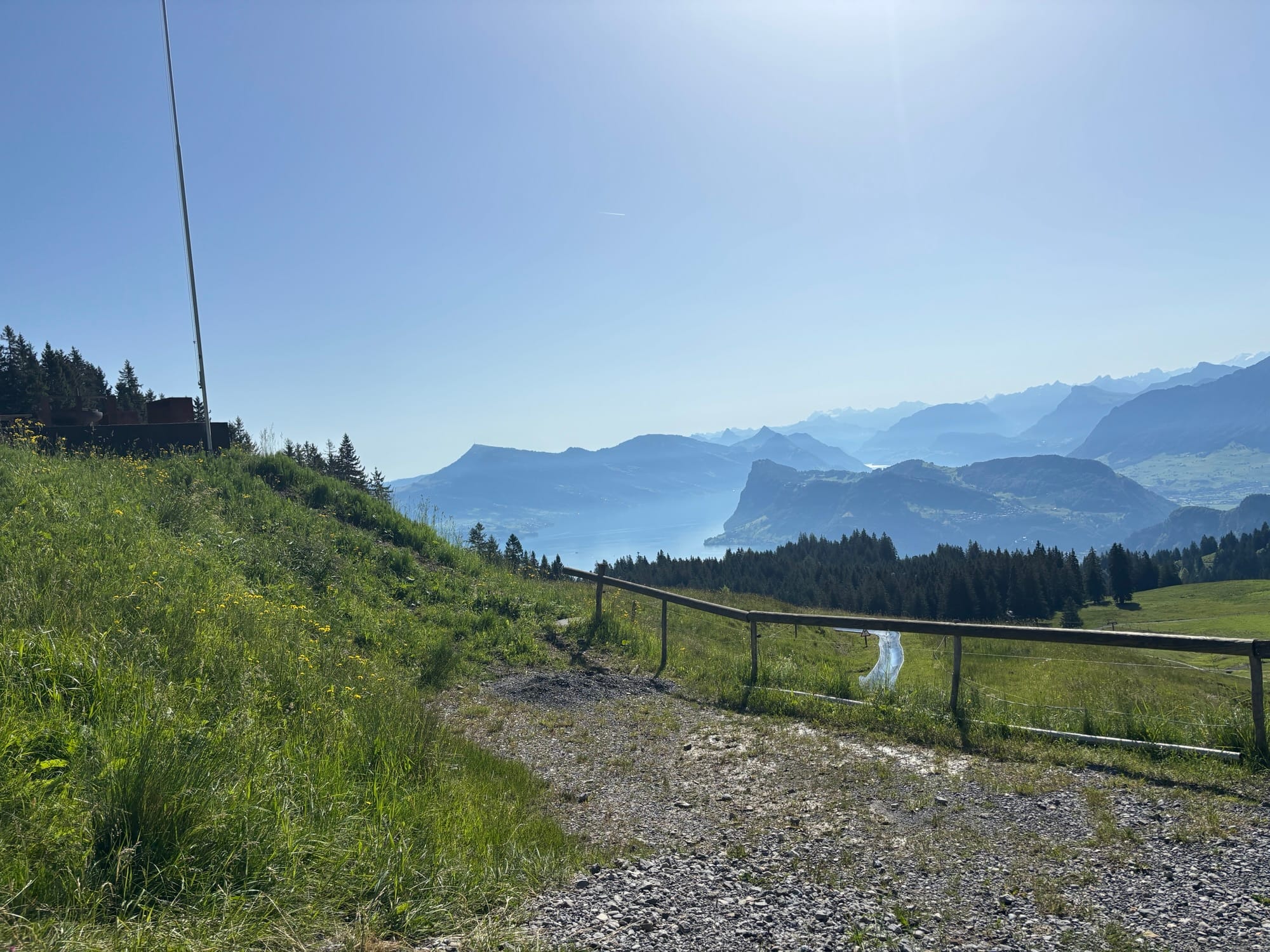 Sentier panoramique randonnée sur le mont Pilate, offrant une vue panoramique sur le Alpes suisses