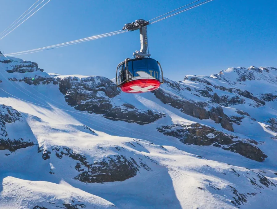 Funivia Rotair del Titlis sopra il ghiacciaio sul Monte Titlis, Svizzera