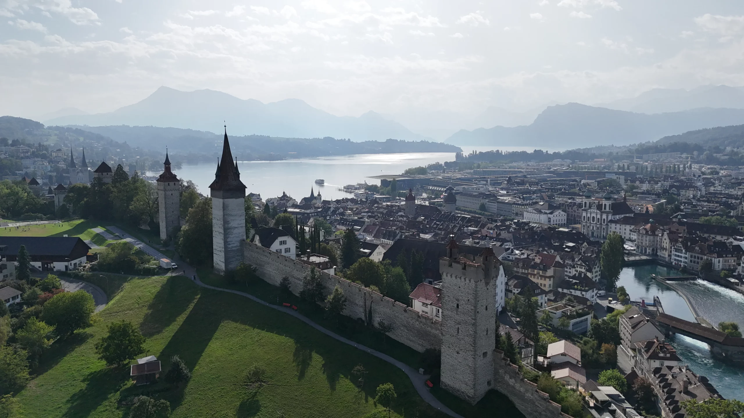 Le mur de Musegg et les tours médiévales surplombant Lucerne, Lac des Quatre-Cantons et les Alpes