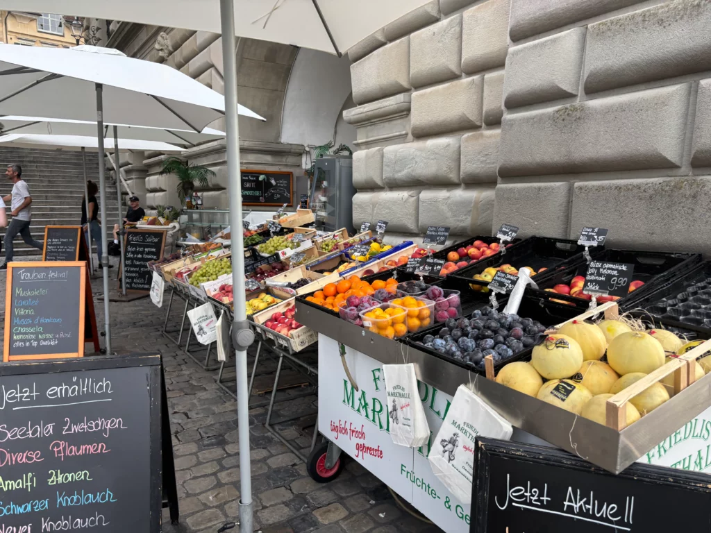 Lucerne : Le marché hebdomadaire de la Reuss