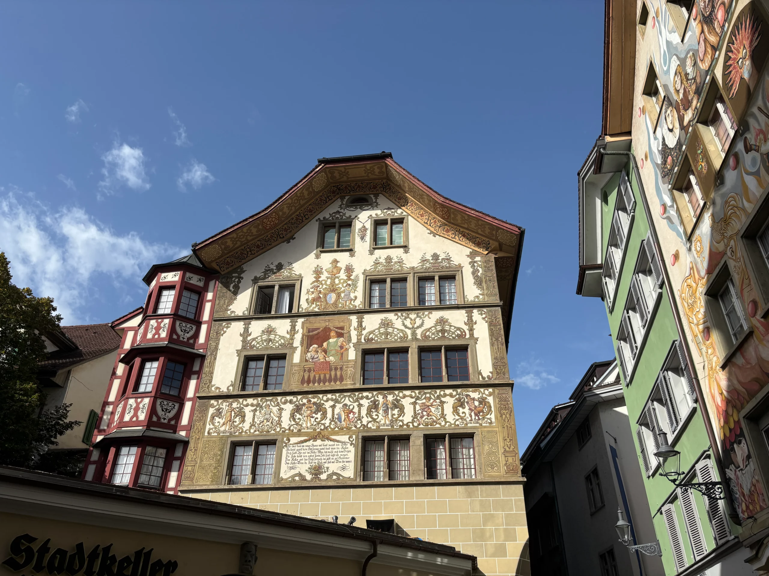 Maisons historiques peintes autour du Weinmarkt, dans la vieille ville de Lucerne