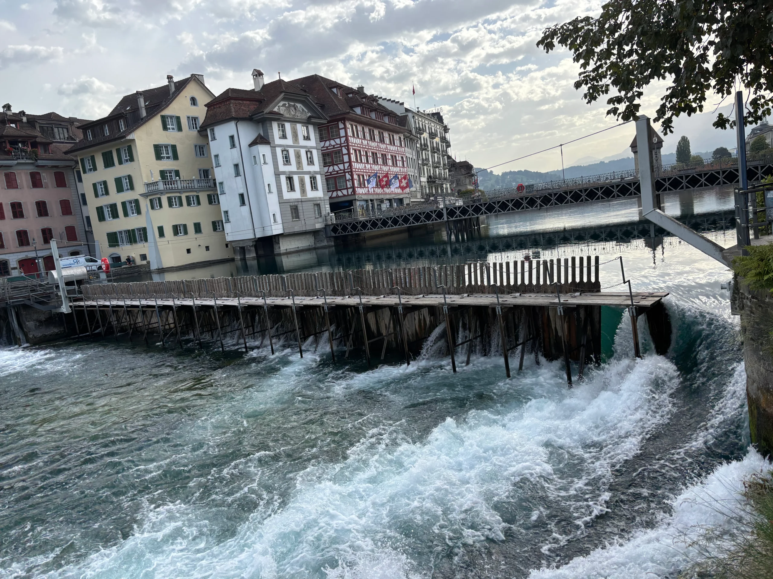Nadelwehr regulating the Reuss River in Lucerne